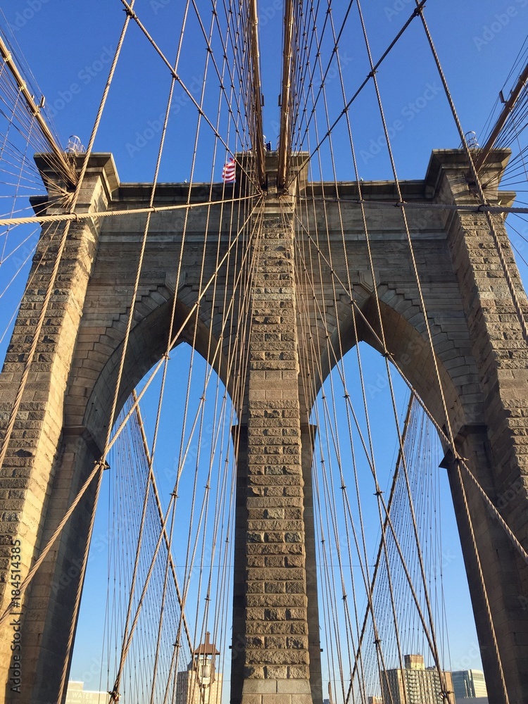 Fototapeta premium Most Brooklyński i błękitne niebo w widoku z bliska