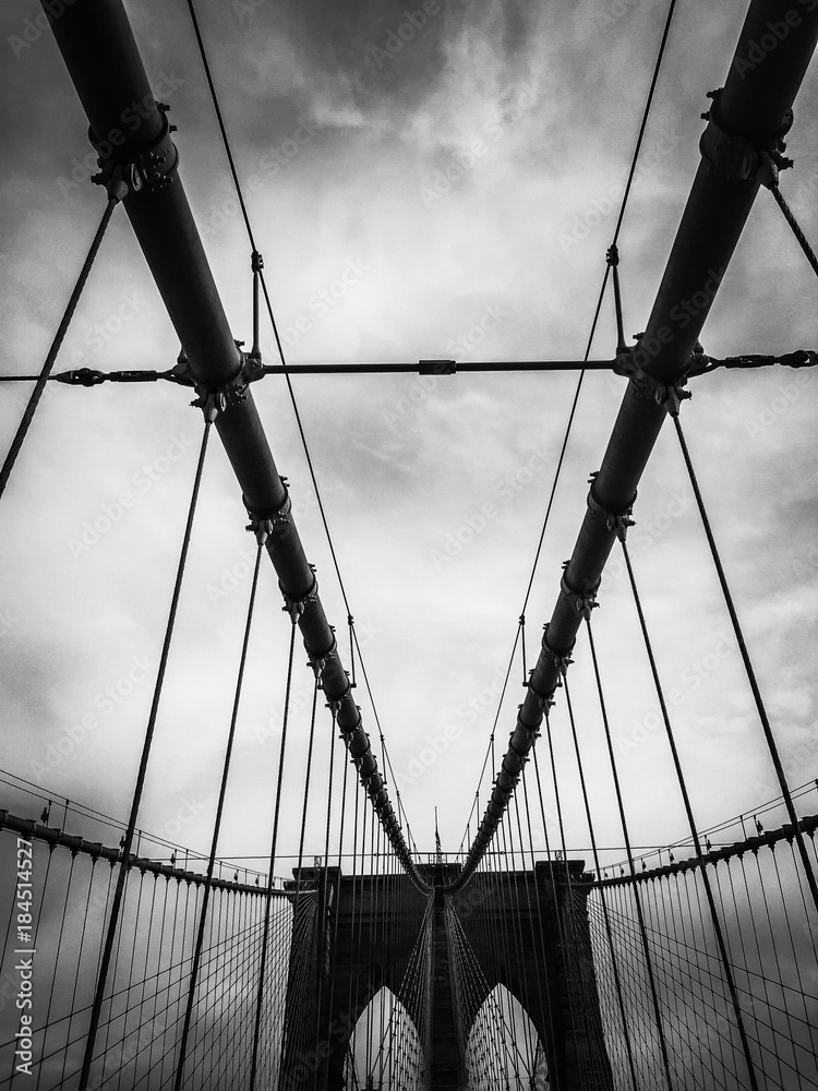 Naklejka premium Most Brookliński i kabel w czerni i bieli