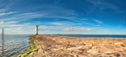 Panoramiczny obraz morza latarnią morską w Świnoujściu, Polska