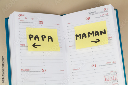 Agenda ouvert avec jours papa et maman pour garde alternée des enfants photo