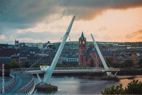 Foto peace bridge derry londonderry northern ireland