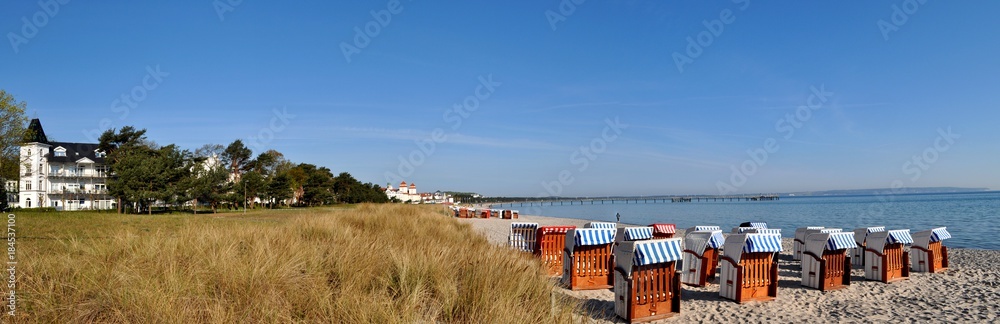Fototapeta premium Panorama mit Strandkörben am Strand in Binz auf Rügen