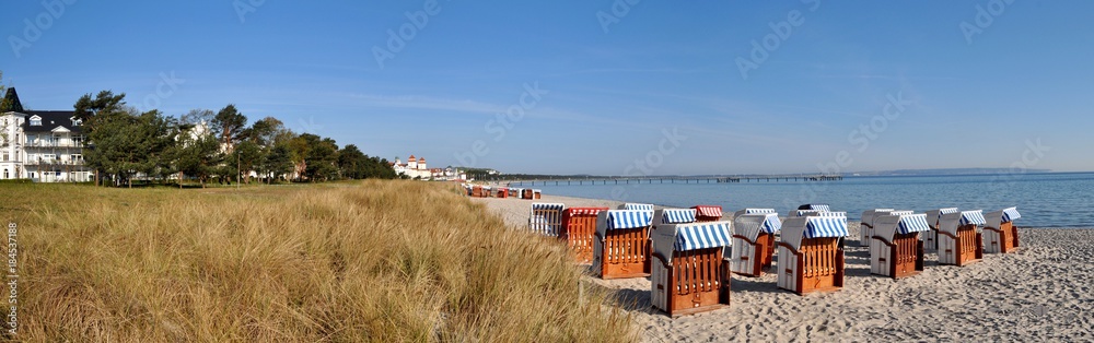 Panorama mit Strandkörben am Strand in Binz auf Rügen