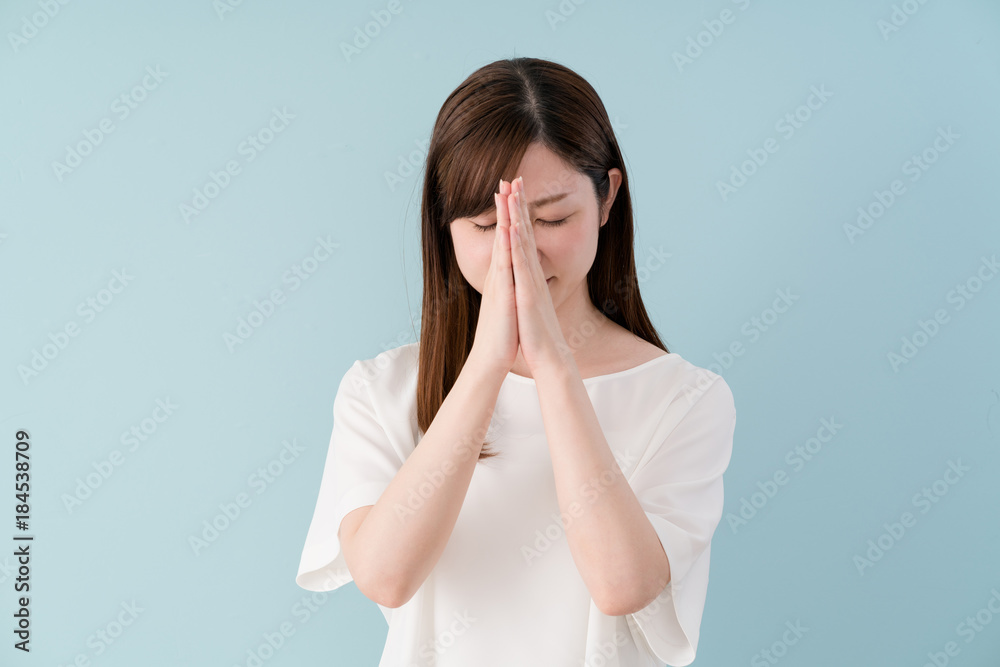 手を合わせる女性 謝る 祈る Stock 写真 Adobe Stock