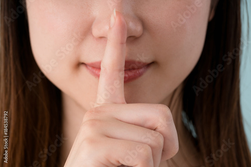 指を口に当てる女性、内緒、秘密