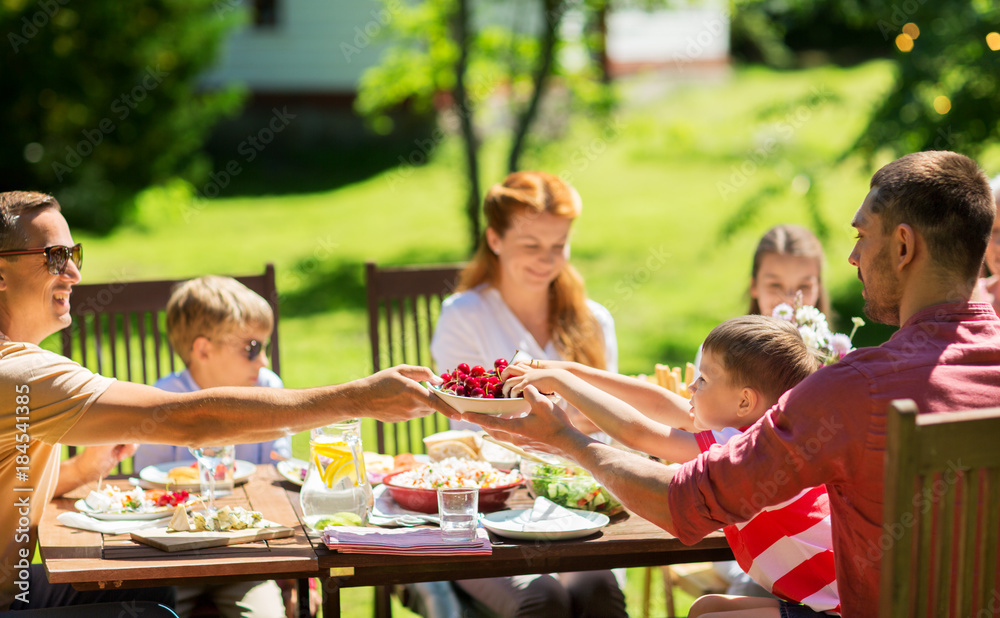 Obraz premium happy family having dinner or summer garden party