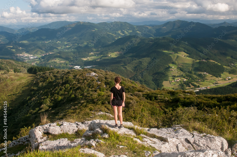 Chica mirando un paisaje en Lea-Artibai, Bizkaia, Euskadi