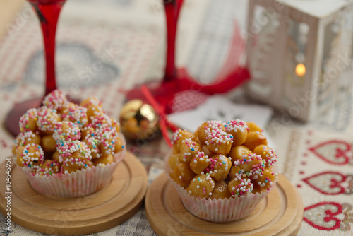 Struffoli, tradizionale dolce di natale caratteristico della città di Napoli, italia