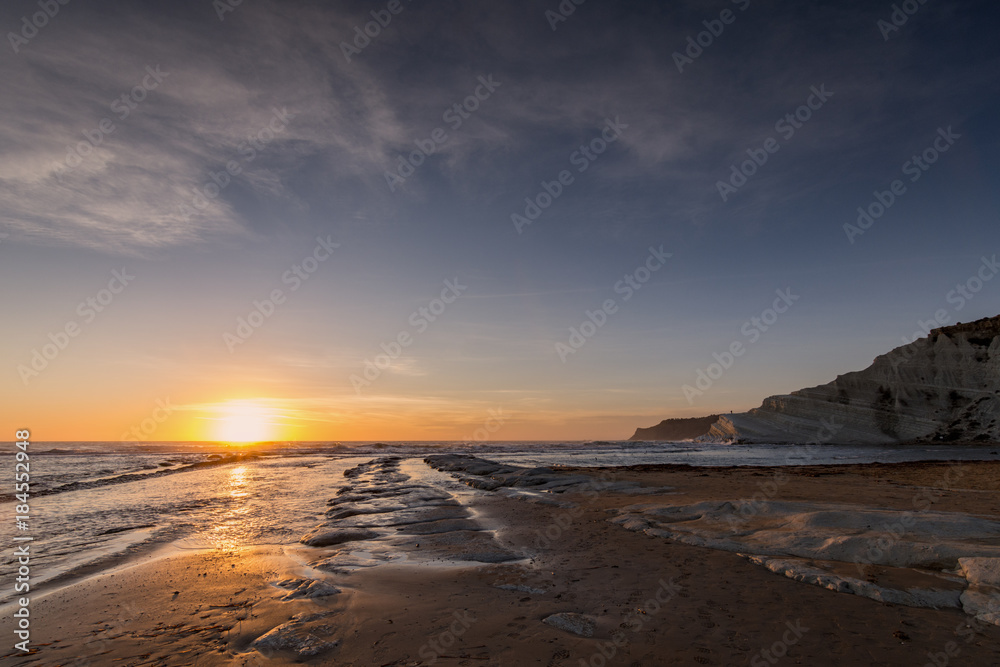 La spiaggia della Scala dei Turchi al tramonto, Sicilia La spiaggia della Scala dei Turchi al tramonto, Sicilia