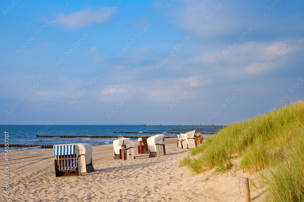 Strandkörbe am Strand der Ostsee