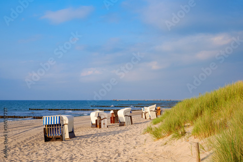 Strandk  rbe am Strand der Ostsee
