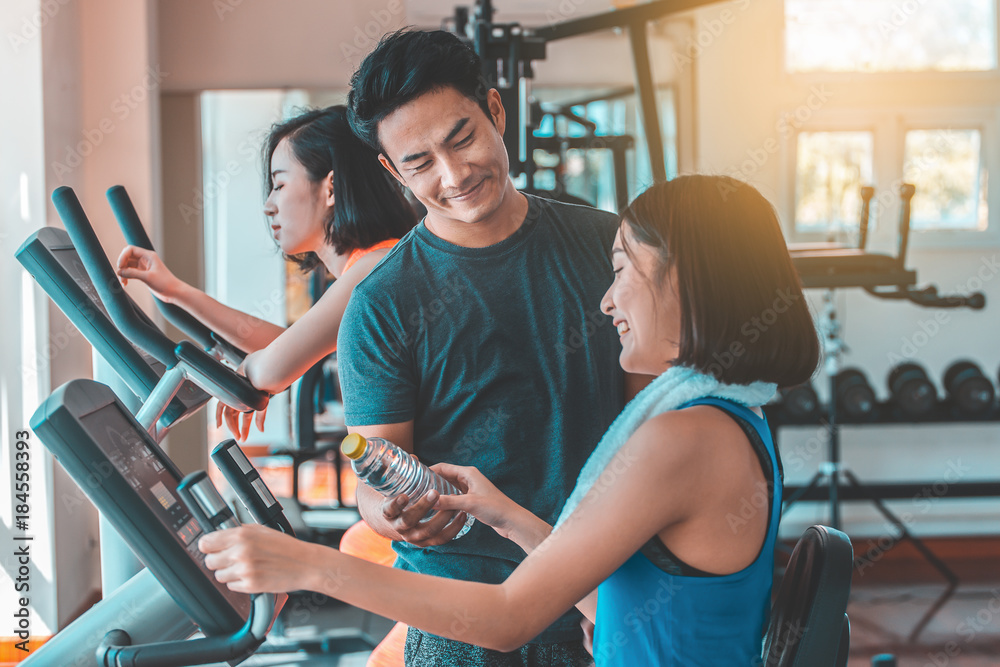 Couples are exercising in the gym. Couples are exercising in the gym.