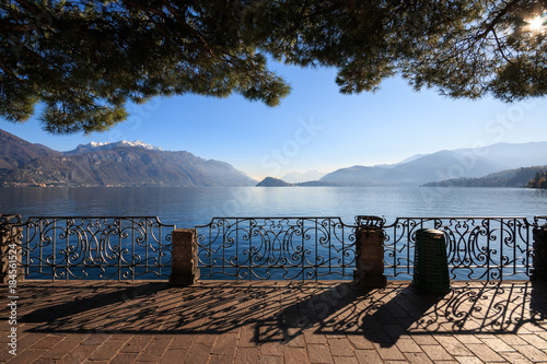 Fototapeta Naklejka Na Ścianę i Meble -  lungolago a Menaggio - lago di Como