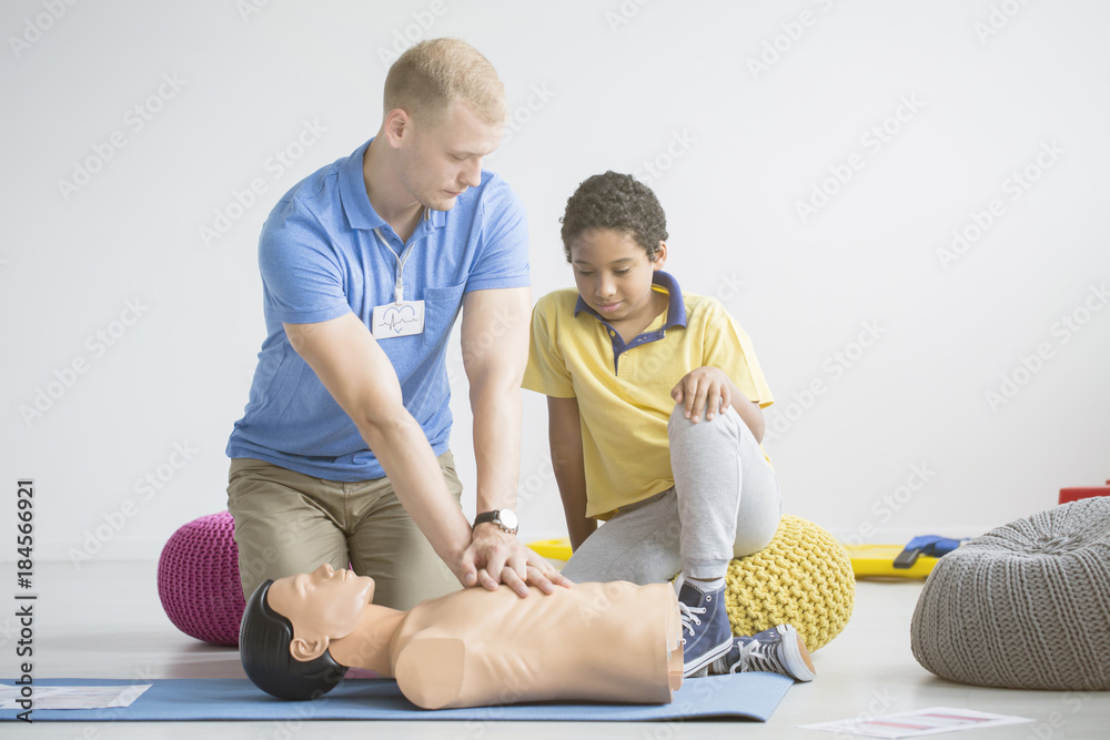 Fototapeta premium Paramedic showing first aid exercises