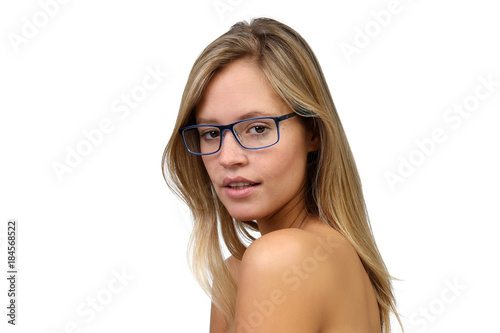 Hübsche blonde Frau mit nackten Schultern und Brille