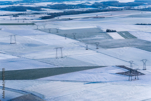 Vue aérienne de poteaux électriques et de champs sous la neige