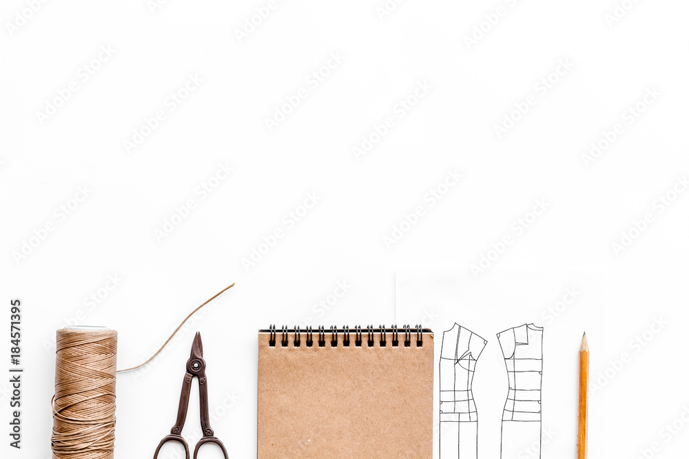 Naklejka premium Tailor's work desk. Pattern of clothing and tools on white background top view copyspace