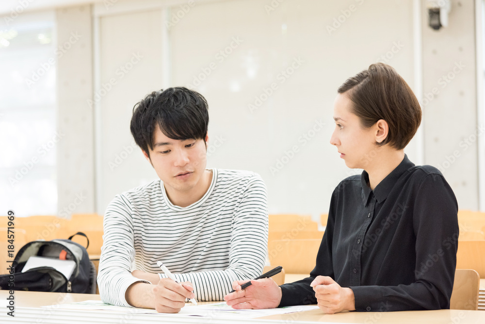 教室で勉強をする外国人の男女(国際化・留学イメージ) 教室で勉強をする外国人の男女(国際化・留学イメージ)