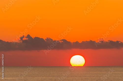 Fototapeta Naklejka Na Ścianę i Meble -  sonne dreiviertel am horizont