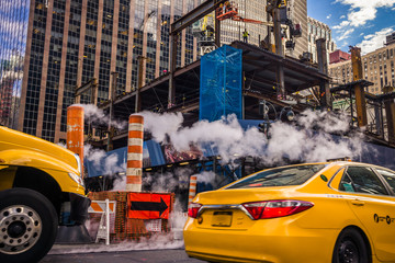 Sierkussen New York taxi Yellow cab langs bouwplaats New York  © Eléonore H