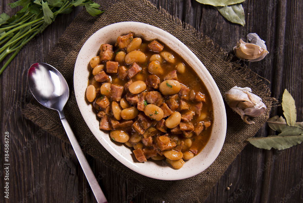 Baked beans in sauce