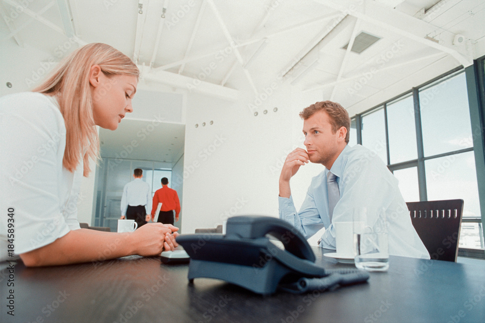 Obraz premium Business people talking at desk