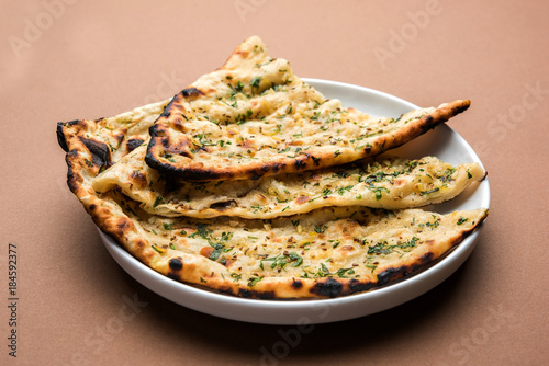 Foto Garlic and coriander naan served in a plate, it's a type of Indian bread or roti