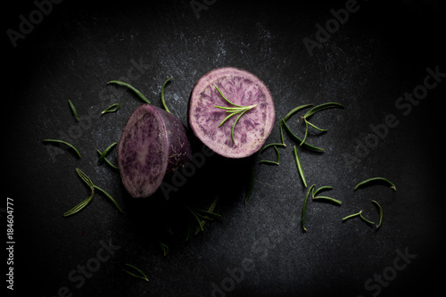Fioletowy ziemniak z rozmarynem