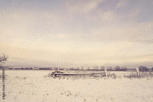 Obraz na płótnie Wooden fence in a winter landscape w salonie