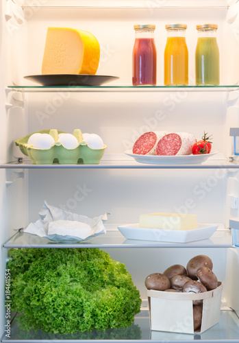 Geöffneter Kühlschrank gefüllt mit Lebensmitteln