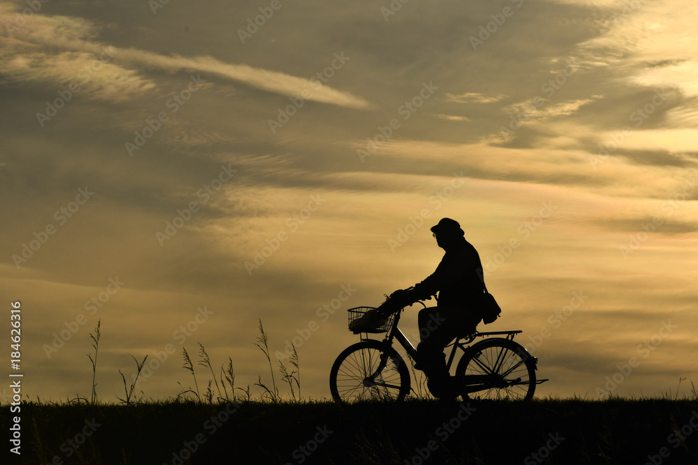 Fototapeta premium 夕方のサイクリング