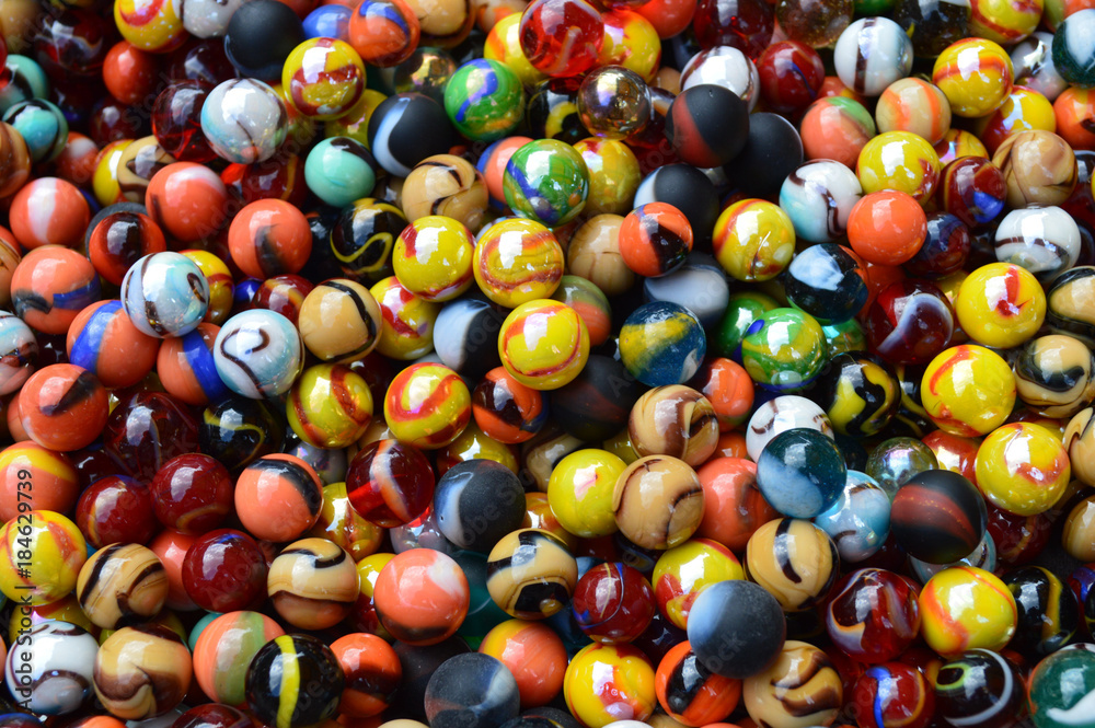 Canicas, bolas de cristal de colores, hobbies, juego en el exterior Stock  Photo | Adobe Stock