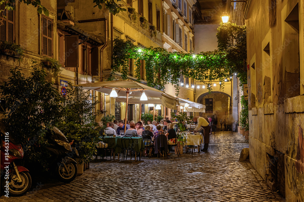 Obraz premium Nocny widok starej ulicy w Trastevere w Rzymie, Włochy