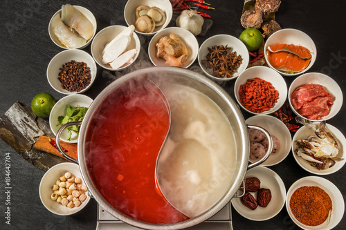 四川火鍋料理と専用２色鍋　Chinese hot pot