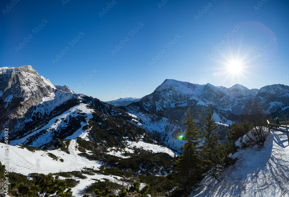 Schöne Winterlandschaft mit Bergen