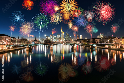 Silvester Feuerwerk   ber der Skyline von Frankfurt