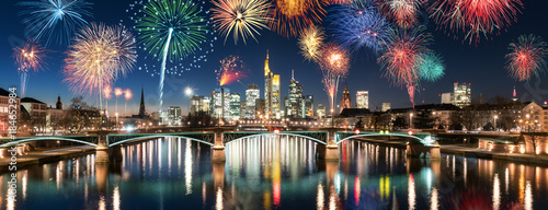 Konstfotografi Feuerwerk Panorama über der Skyline von Frankfurt