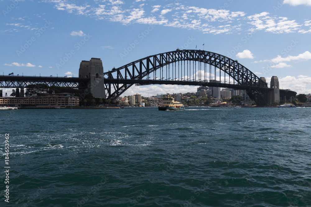 Naklejka premium Sydney-Bridge mit Blick vom Hafen in Sydney Australien