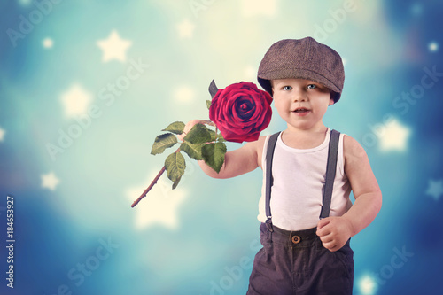 kleiner Junge mit roter Rose © Jenny Sturm
