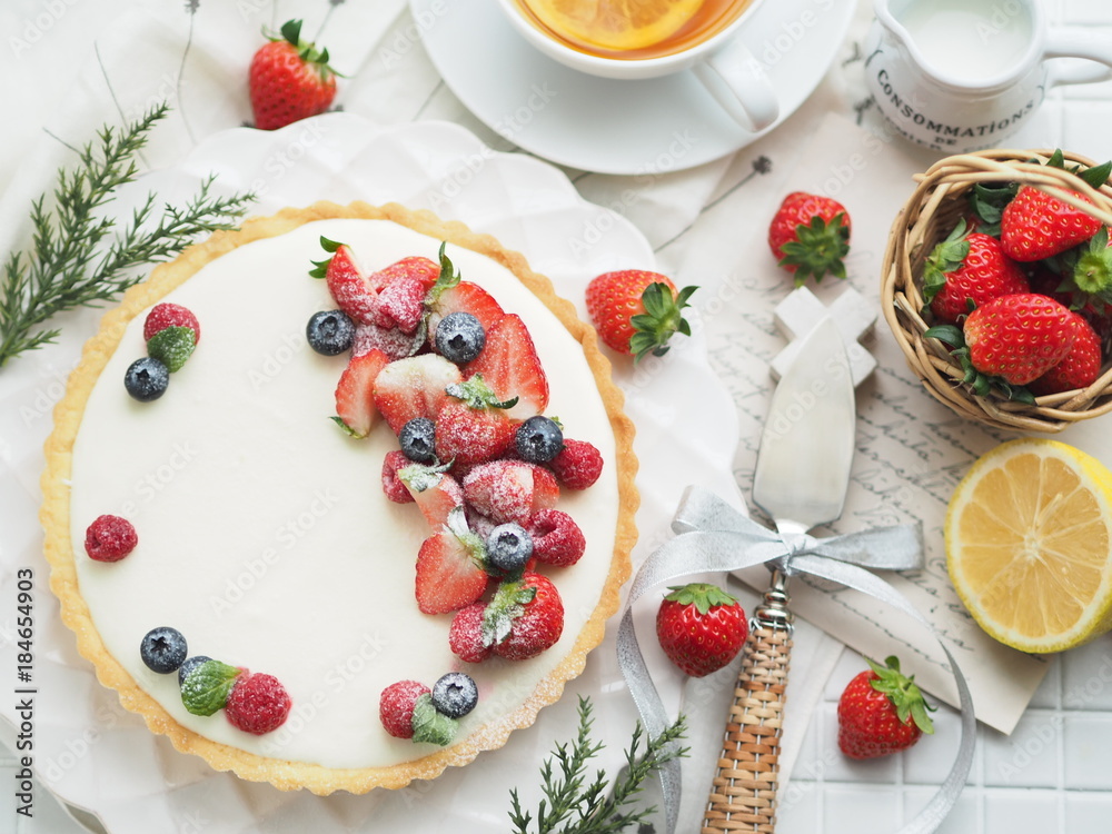 イチゴのかわいいチーズケーキでティータイム Stock Photo Adobe Stock
