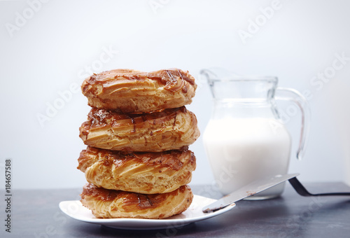 Canvastavla Glazed Doughnuts on a dessert plate