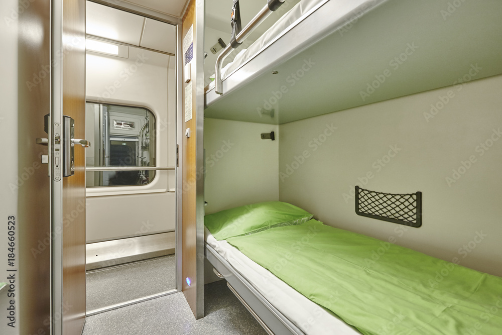 Fototapeta premium Kryty korytarz do postoju pociągów z dwoma łóżkami. Tło podróży.