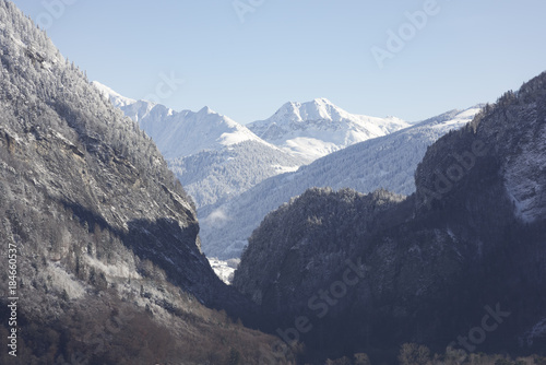 Berglandschaft im Winter, Blick ins Tal, enges Tal