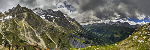Val Ferret dalla stazione intermedia Skywalk