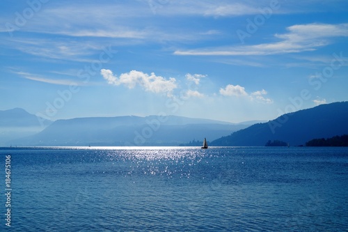 Attersee im Sommer einsames Segelboot