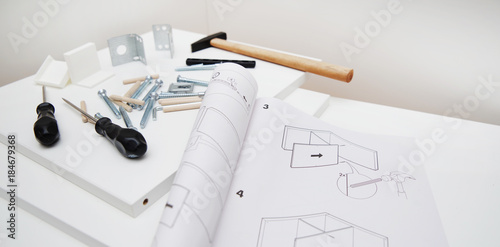 Aufbau eines Möbel-Stücks, Werkzeug, Anleitung, Bausatz 