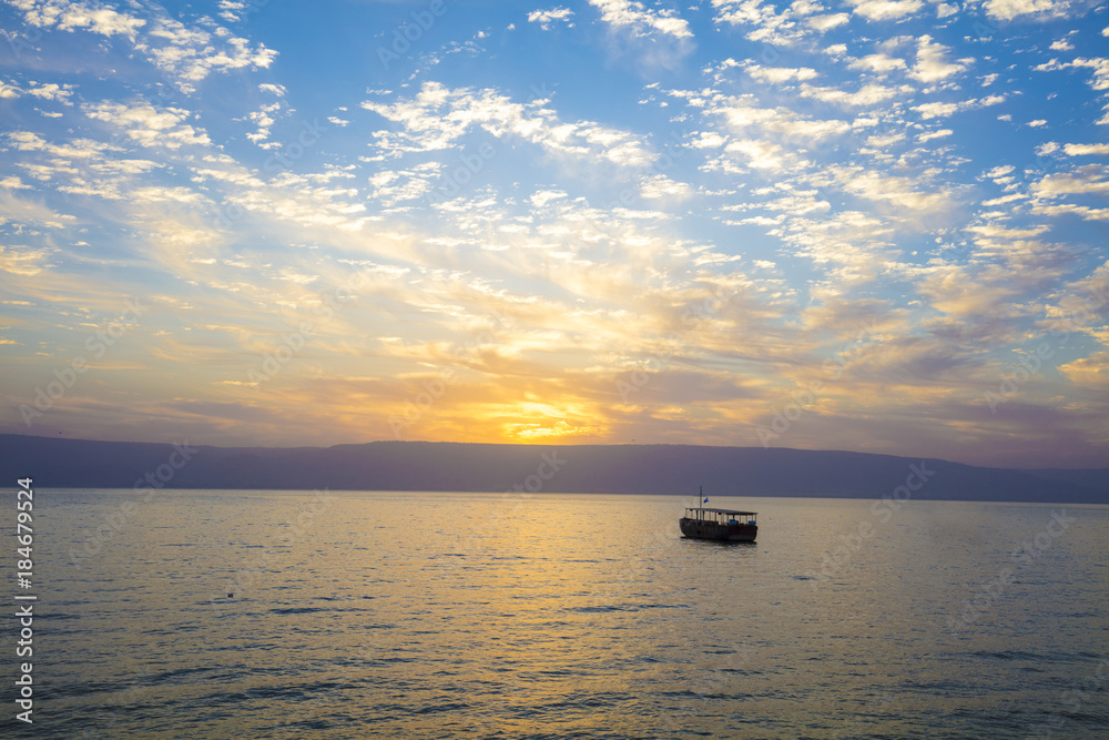 Naklejka premium Piękne Morze Galilejskie rano. Wschód słońca nad Kinneret