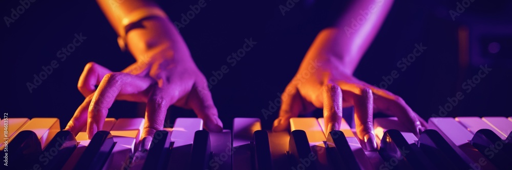 Fototapeta Środkowa sekcja kobiety grającej na pianinie