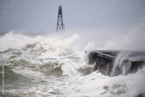 Sturmflutartige Überschwemmungen und wasserbewegungen an der nordsee photo