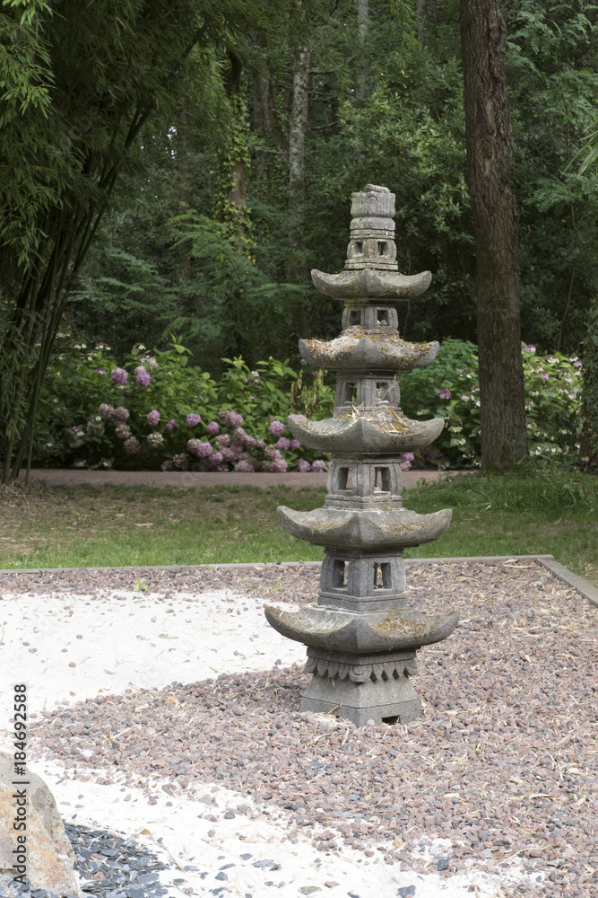 Jardin zen dans le parc de la Court d'Aron